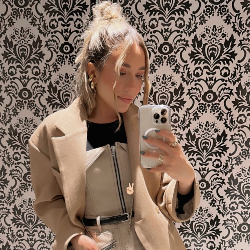 Meet your Posher, Dania